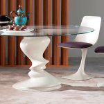 Forme originale de chaises et table avec plateau en verre