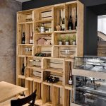 La conception originale des chambres avec une variété d'étagères