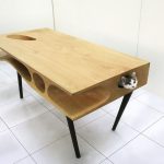 Des rainures originales et une niche dans le plan de travail en bois