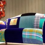 Le canapé original des chiffons de couleurs différentes
