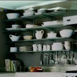 Étagères ouvertes à l'intérieur de la cuisine