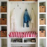 Armoire blanche ouverte dans le couloir