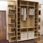 Armoire ouverte dans le couloir
