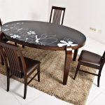 Table ovale avec un motif inhabituel