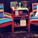Une paire de chaises décorées dans la nouvelle version