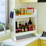 Etagère ouverte en plastique dans la cuisine