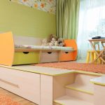 Podium avec un lit pliant pour adultes et un lit d'enfant à l'étage