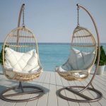 Chaise suspendue en rotin avec coussins
