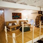 Chaise en rotin suspendue dans la zone de loisirs