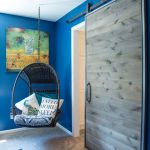 Chaise suspendue en rotin fixée au plafond avec un crochet