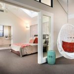 Chaise suspendue semble en apesanteur