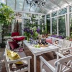 Chaise suspendue sur une véranda fermée