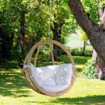 Chaise suspendue avec cadre en bois et coussins moelleux
