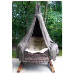 Chaise suspendue comme berceau pour le bébé