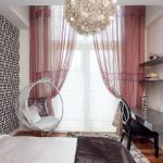 Chaise suspendue dans la chambre dans un style moderne.