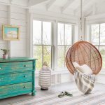 Chaise suspendue dans le coin du salon