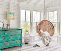 Chaise suspendue dans le coin du salon