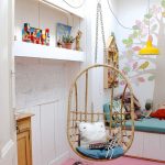 Chaise en osier suspendue dans la chambre des enfants