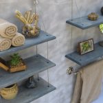 Supports suspendus pour des bagatelles dans la salle de bain