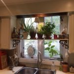 Étagère pour les fleurs sur la fenêtre de la cuisine