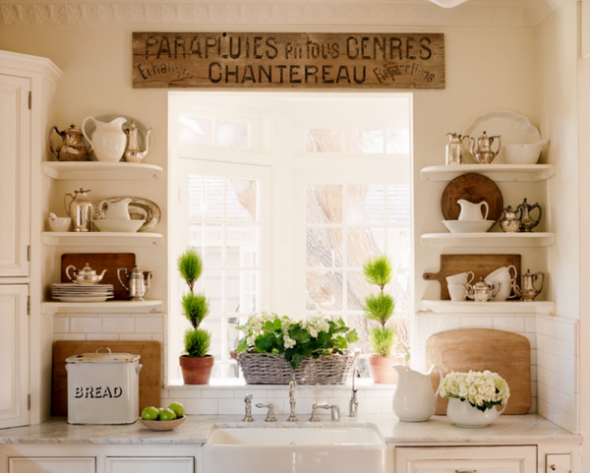Étagères de cuisine à l'intérieur