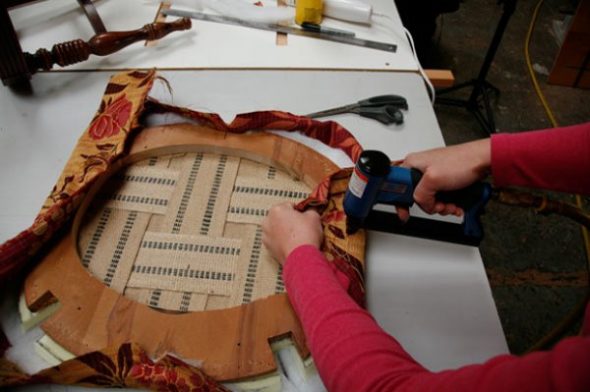 Nous ciblons le bord de la tapisserie d'ameublement