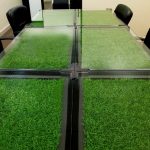 Version pratique avec gazon artificiel caché sous le verre de la table