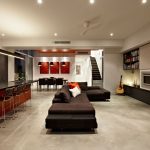 Die Rezeption kombiniert Wohnzimmer, Esszimmer und Küche im minimalistischen Stil