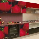 Un moyen simple et efficace de mettre à jour les façades du set de cuisine - utilisez du papier peint