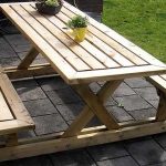 Table simple avec des bancs pour la banlieue