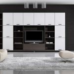 Geräumiges Wohnzimmer mit einem Minimum an Möbeln und Dingen