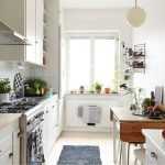 Table pliante à l'intérieur de la cuisine