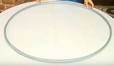 Étaler le drap sur la table