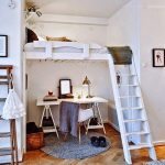 Placement du lit mezzanine et du lieu de travail dans la niche de la pièce