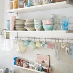 Plats multicolores et pots d'épices sur les étagères ouvertes