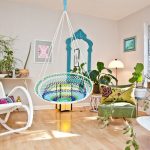 Chaise en osier coloré à l'intérieur