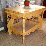 Table en bois sculpté