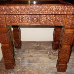 Tabouret en bois sculpté