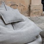 Sac pouf gris avec un oreiller