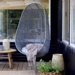 Chaise en résille bleue avec coussin