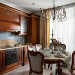 Cuisine en bois chic avec une table ronde