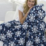 Couverture chic avec des flocons de neige pour une soirée d'hiver Couverture chic avec des flocons de neige pour une soirée d'hiver