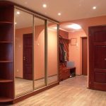 Armoire et porte manteau dans le hall