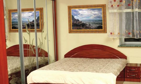 Armoire coulissante pour une chambre