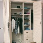 Cabinet avec portes à persiennes