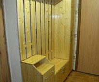 Armoire dans le couloir en bois avec leurs propres mains