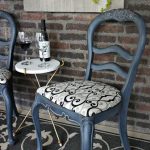 Siège avec monogrammes pour chaises remises à neuf