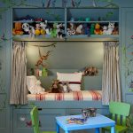 Lit fabuleux dans la chambre d'enfant