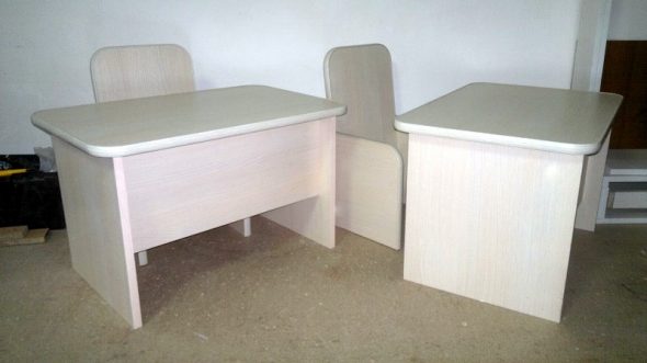 Mesas e cadeiras montadas
