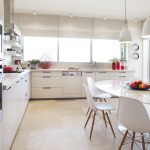 Cuisine moderne avec table ovale blanche